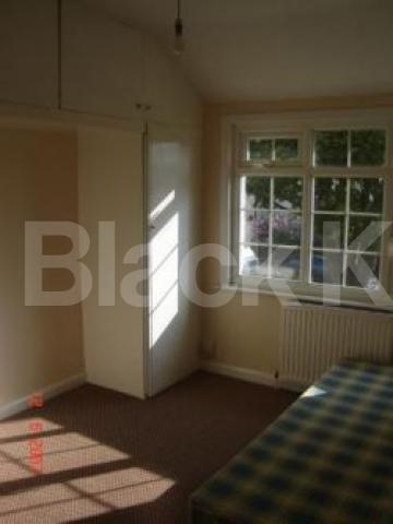 			4 Bedroom, 1 bath, 1 reception Flat			 Steeds Road, MUSWELL HILL N10